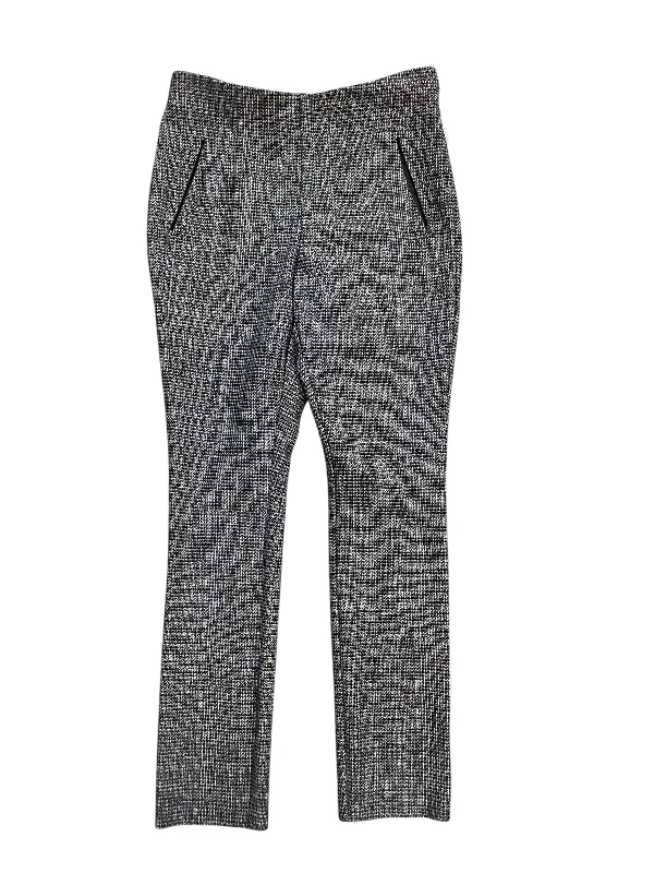 High-rise flare pants for vintage chic appeal -Pants Cropped By Clothes Mentor In Black & White, Size: 2